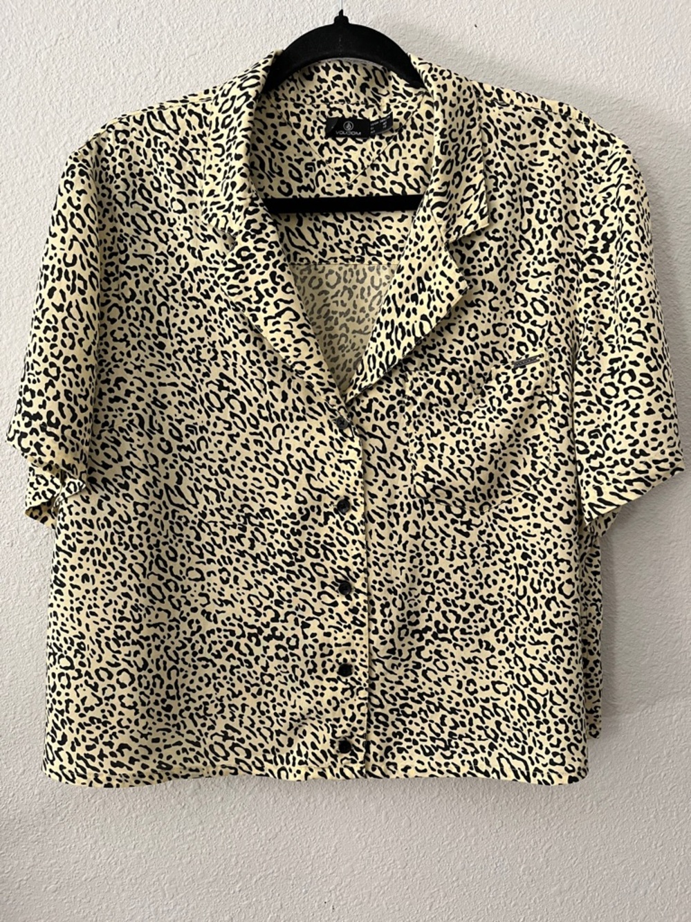 Volcom Leopard Print Camp Shirt in Cream and Black
Cropped 
Sz 14